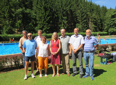 Viola von Cramon mit dem Vorstand des Waldschwimmbad Fördervereins in Scharzfeld