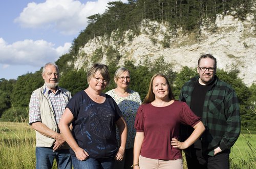 Die Kandidierenden vor dem Sachsenstein. von links: Horst Unverzagt, Gabriele Bühring, Ute Janich, Katharina Euteneier, Sascha Storz